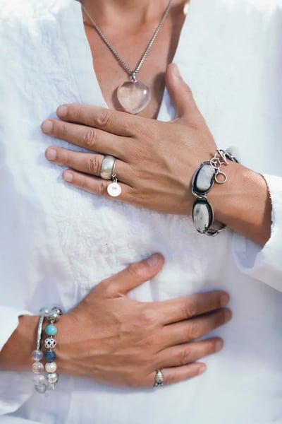 Mujer con un gesto de meditación